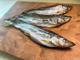 Ресторанные гренки с сыром: Корюшка с икрой вяленая ГОСТ (крупная)